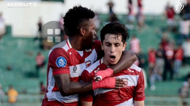 Pemain Madura United Fransisco Riveira merayakan golnya saat menghadapi Persita Tangerang di lanjutan BRI Liga 1. (Instagram/Maduraunited.fc)