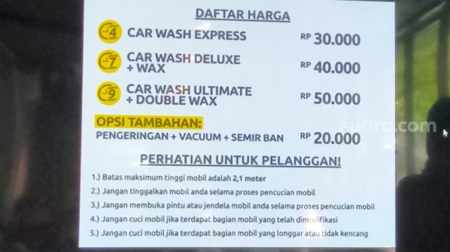 Simak keterangan kondisi mobil untuk dicuci salon mobil, seperti tertera di salon mobil Autoglaze untuk layanan robotik cuci mobil dengan brand Turbowash [Suara.com/CNR ukirsari]