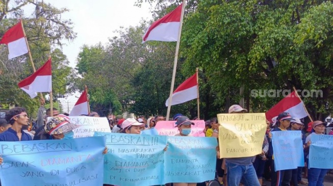 Emak-emak Demo Polrestabes Medan, Desak Tutup Galian C Ilegal dan Bebaskan Ketua OKP Pancur Batu