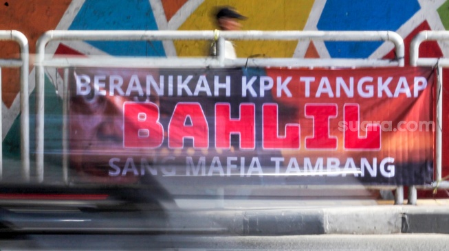 Spanduk menuntut penangkapan Menteri Investasi dan Kepala BKPM Bahlil Lahadalia terpajang di sejumlah jalan di Jakarta, Rabu (6/3/2024). Dalam spanduk-spanduk itu berisi tuntutan agar KPK mengusut dugaan Mafia Tambang dan menangkap Menteri Bahlil Lahadalia.

Seperti diketahui, Menteri Investasi / Kepala BKPM Bahlil Lahadalia sedang jadi sorotan gara-gara isu permainan izin tambang.

Semenjak beredarnya isu tersebut banyak bertebaran spanduk dalam mengusut dan mengungkap kebenaran adanya dugaan mafia tambang di lingkungan BKPM.

Terkait dengan hal itu, pemerintah juga diminta agar segera mencabut izin tambang yang telah melakukan penyuapan oknum dengan uang hingga saham sebagai imbalannya. [Suara.com/Alfian Winanto]