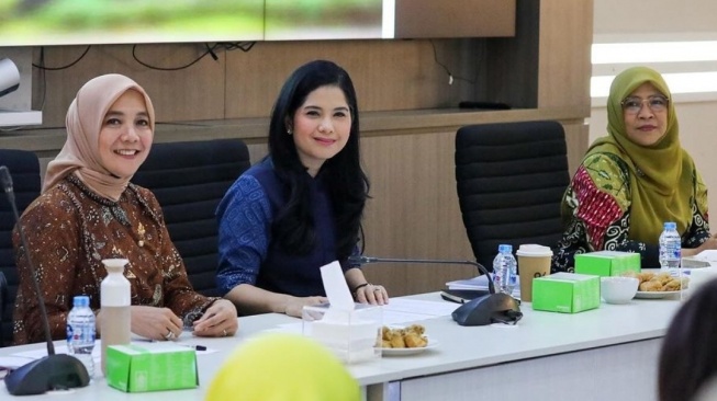 Gaya Annisa Pohan Pimpin Rapat Perdana Usai Resmi Jadi Ibu Menteri (Instagram)