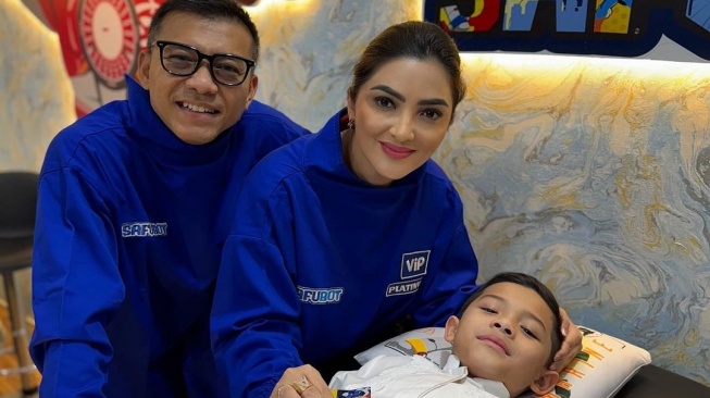 Arsya Hermansyah, anak Anang Hermansyah dan Ashanty, sunat. [Instagram/ashanty_ash]