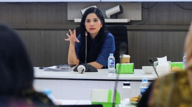 Gaya Annisa Pohan Pimpin Rapat Perdana Usai Resmi Jadi Ibu Menteri (Instagram)