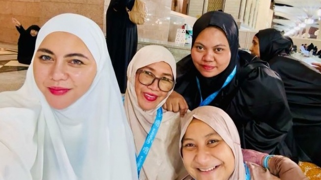 Potret Ratu Rizky Nabila Umrah. (Instagram/raturn)