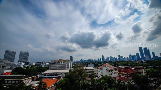 Suasana gedung bertingkat perkantoran di Jakarta, Kamis (7-3-2024). [Suara.com/Alfian Winanto]