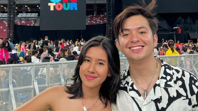 Gaya Pacaran Angga Yunanda dan Shenina Cinnamon Concert Date (Instagram/@angga) 