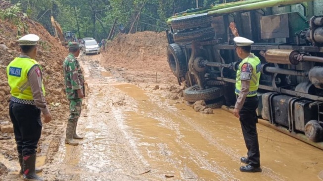 Truk Terguling di Lokasi Tanah Longsor, Polisi Berlakukan Buka Tutup Jalur Liwa-Krui