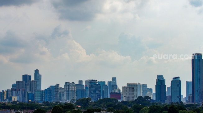 Suasana gedung bertingkat perkantoran di Jakarta, Kamis (7-3-2024). [Suara.com/Alfian Winanto]