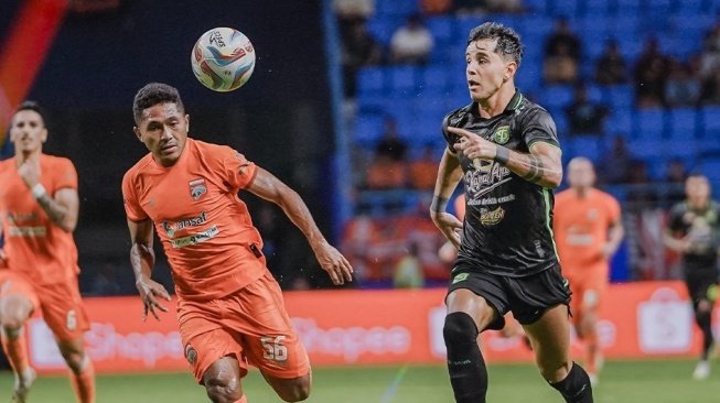 Gelandang Persebaya Surabaya, Bruno Moreira (kanan) berebut bola dengan bek Borneo FC, Fajar Fathurrahman dalam laga pekan ke-28 Liga 1 2023-2024 di Stadion Batakan, Balikpapan, Kamis (7/3/2024). [Dok. Persebaya Surabaya]