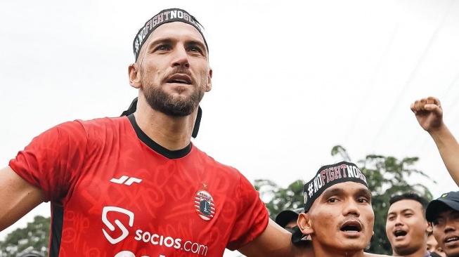 Striker Persija, Marko Simic dan winger Riko Simanjuntak memakai ikat kepala hitam pemberian Jakmania jelang laga kontra Persib Bandung di Liga 1 2023-2024. Pertandingan tandang itu akan berlangsung pada Sabtu, 9 Maret 2024. [Dok. Persija]