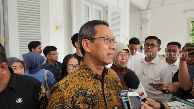 Penjabat Gubernur DKI Jakarta Heru Budi Hartono mengumpulkan sejumlah mahasiswa asal Jakarta dari berbagai perguruan tinggi di Balai Kota DKI, Kamis (7/3/2024). Hal ini dilakukan usai ramai polemik mengenai pencabutan Kartu Jakarta Mahasiswa Unggul (KJMU) belakangan ini. (Suara.com/Fakhri)