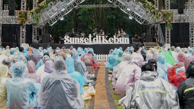 Sunset di Kebun Ajak Anak Muda Peduli Lingkungan dan Ekosistem Flora Lewat Konser Musik Intimate