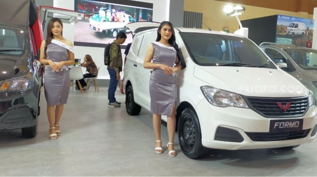 Wuling Formo Blind Van (kanan) berpotensi menjadi kendaraan niaga sampai ambulans  [Suara.com/CNR ukirsari]