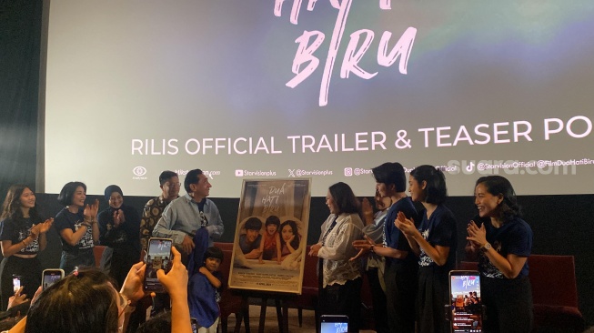 Aktor sekaligus produser film Dua Hati Biru saat jumpa pers memasang teaser dan poster di kawasan Kuningan, Jakarta Selatan, Kamis (7/3/2024). [Pahami.id/Tiara Rosana]