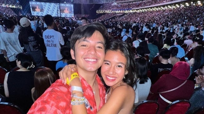 Gaya Pacaran Angga Yunanda dan Shenina Cinnamon Concert Date (Instagram/@angga) 