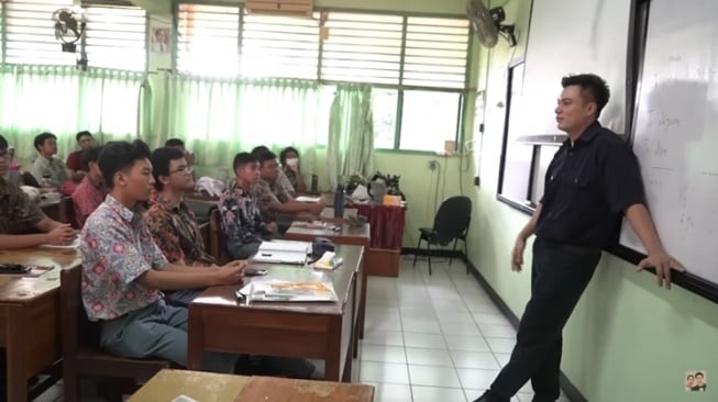 Momen Baim Wong Dadakan Jadi Guru SMA (YouTube/Baim Paula)