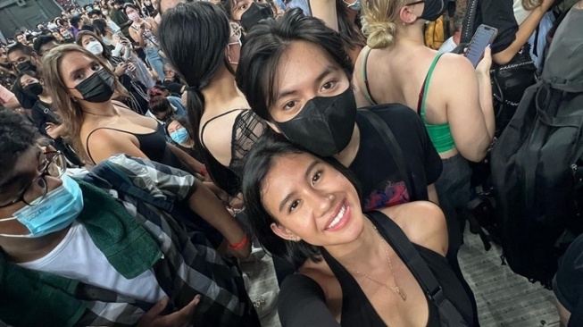 Gaya Pacaran Angga Yunanda dan Shenina Cinnamon Concert Date (Instagram/@angga) 