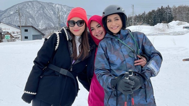 Rieta Amilia bersama Nagita Slavina dan Caca Tengker. (Instagram/rieta_amilia)