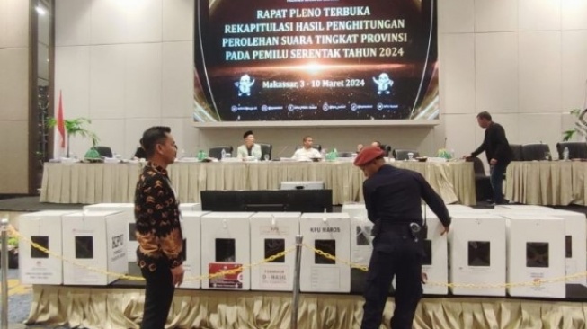 Suasana rapat pleno rekapitulasi hasil perolehahan suara Pemilu 2024 tingkat Provinsi KPU Sulsel di Hotel Claro, Makassar, Sulawesi Selatan [SuaraSulsel.id/ANTARA]