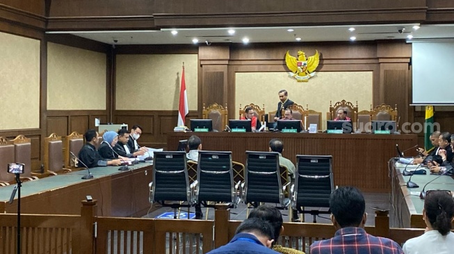 Sidang perdana kasus korupsi BTS Komifo dengan terdakwa eks Anggota BPK Achsanul Qosasi di Pengadilan Tipikor Jakarta. (Suara.com/Yaumal)