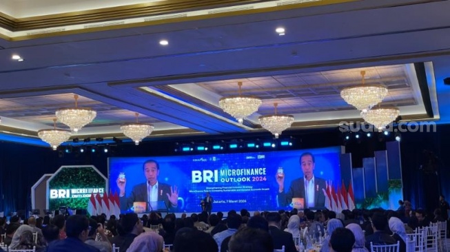 Presiden Jokowi memamerkan produk UMKM saat peresmian pembukaan BRI Microfinance Outlook 2024 di Menara BRILiaN, Jakarta Selatan, Kamis (7/3/2024). (Suara.com/Novian).