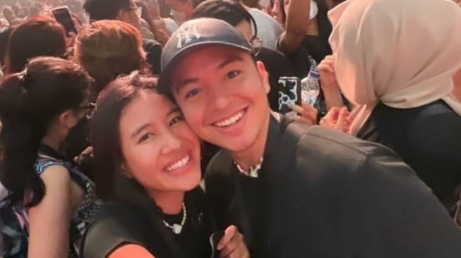 Gaya Pacaran Angga Yunanda dan Shenina Cinnamon Concert Date (Instagram/@angga) 