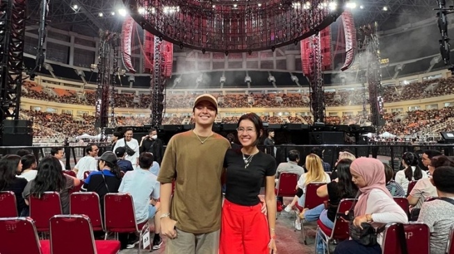 Gaya Pacaran Angga Yunanda dan Shenina Cinnamon Concert Date (Instagram/@angga) 