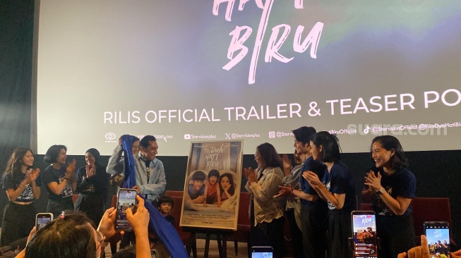 Pemain dan film maker film Dua Hati Biru di acara konferensi pers rilis teaser dan poster di kawasan Kuningan, Jakarta Selatan, Kamis (7/3/2024). [Suara.com/Tiara Rosana]