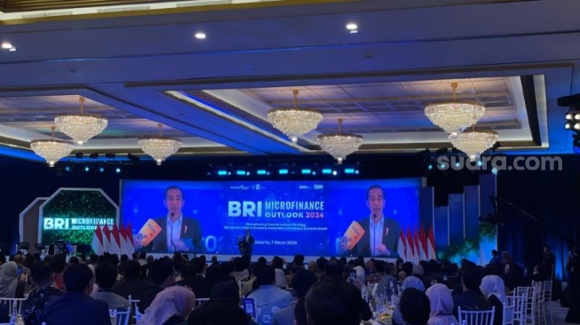 Presiden Jokowi memamerkan produk UMKM saat peresmian pembukaan BRI Microfinance Outlook 2024 di Menara BRILiaN, Jakarta Selatan, Kamis (7/3/2024). (Suara.com/Novian).