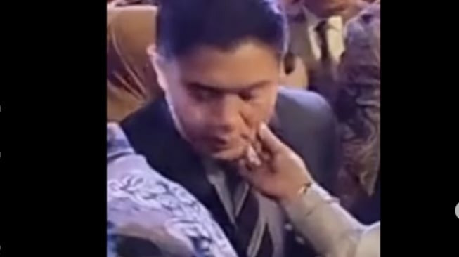 Raut Wajah Mayor Teddy Langsung Kecut Saat Dicolek Emak-emak, Netizen Malah Beri Pembelaan