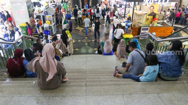 Pengunjung memilih pakaian di Pasar Tanah Abang, Jakarta, Kamis (7/3/2024). [Suara.com/Alfian Winanto]
