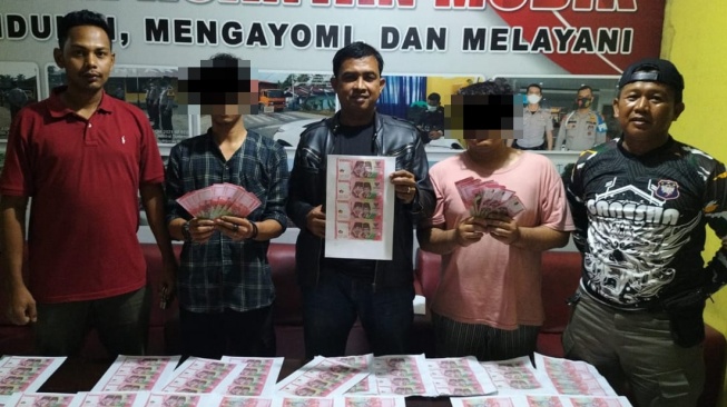 Cetak dan Edarkan Uang Palsu, Dua Pria di Kuansing Ditangkap