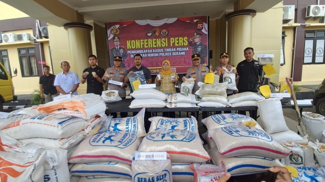 Beras Bulog Berjamur Dioplos Jadi Beras Premium, 270 Ton Beredar di Banten