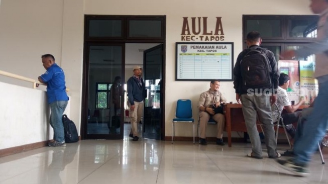 Suasana Kantor Kecamatan Tapos, Depok, Jawa Barat usai kabar intimidasi yang diterima petugas PPK saat rekapitulasi suara Pemilu 2024. (Suara.com/M Iqbal)