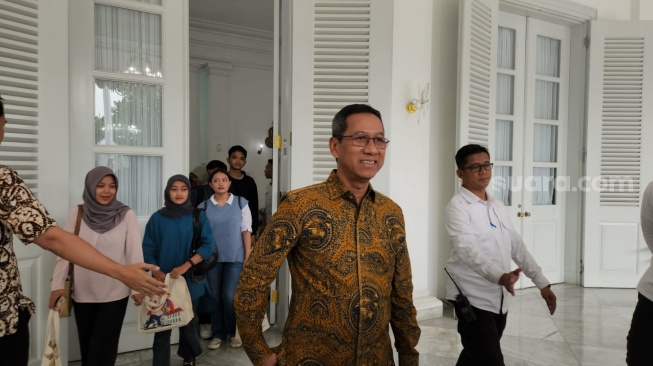 Penjabat Gubernur DKI Jakarta Heru Budi Hartono mengumpulkan sejumlah mahasiswa asal Jakarta dari berbagai perguruan tinggi di Balai Kota DKI, Kamis (7/3/2024). Hal ini dilakukan usai ramai polemik mengenai pencabutan Kartu Jakarta Mahasiswa Unggul (KJMU) belakangan ini. (Suara.com/Fakhri)