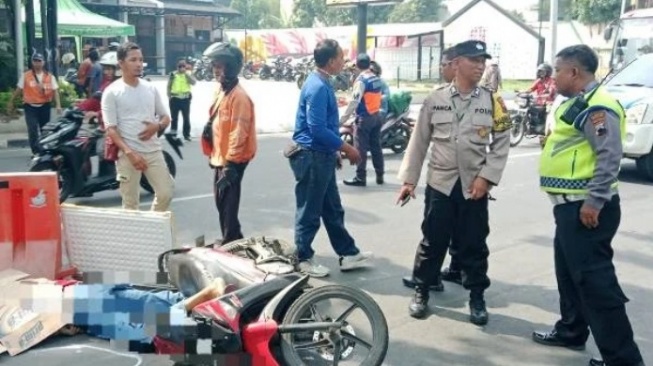 Brakkk! Kecelakaan Motor vs Truk di Imam Bonjol Semarang, 1 Orang Meninggal Dunia