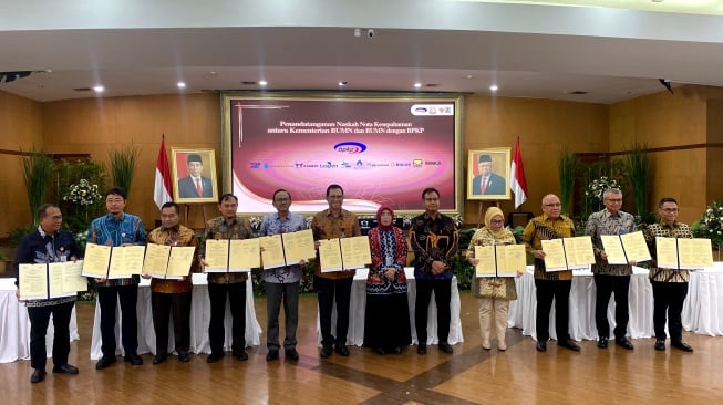 Foto bersama Dirut PT Krakatau Steel dan pimpinan perusahaan BUMN lainnya usai teken MoU dengan BKPP. [IST]