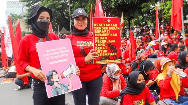 Buruh Perempuan saat menggelar aksi memperingati Hari Perempuan Internasional di Patung Kuda, Jakarta, Jumat (8/3/2024). [Suara.com/Alfian Winanto]