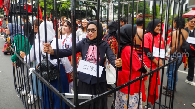 Buruh Perempuan saat menggelar aksi memperingati Hari Perempuan Internasional di Patung Kuda, Jakarta, Jumat (8/3/2024). [Suara.com/Alfian Winanto]