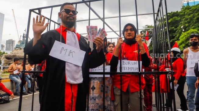 Buruh Perempuan saat menggelar aksi memperingati Hari Perempuan Internasional di Patung Kuda, Jakarta, Jumat (8/3/2024). [Suara.com/Alfian Winanto]