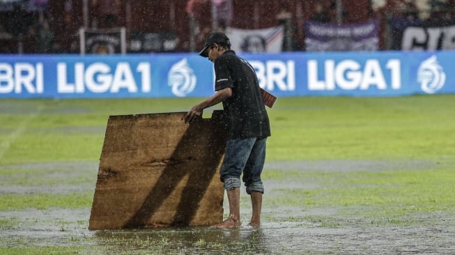 Duel Persik Kediri vs RANS Nusantara FC sempat ditunda karena lapangan tergenang air buntut hujan deras dalam laga pekan ke-28 Liga 1 2023-2024 di Stadion Brawijaya, Jumat (8/3/2024). [Dok. RANS Nusantara FC]