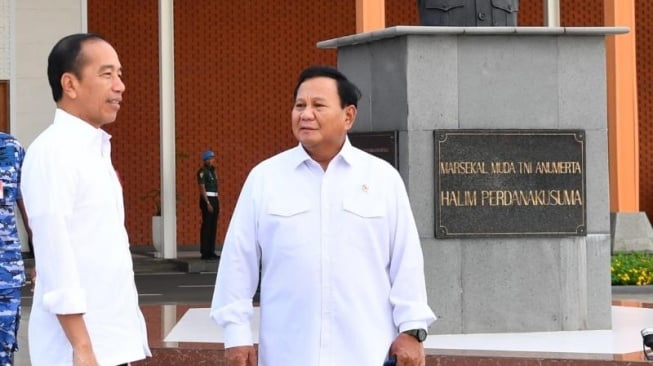 Menteri Pertahanan Prabowo Subianto turut mendampingi Presiden Joko Widodo atau Jokowi dalam penerbangan kepala negara menuju Provinsi Jawa Timur. [Foto: Rusman - Biro Pers Sekretariat Presiden]