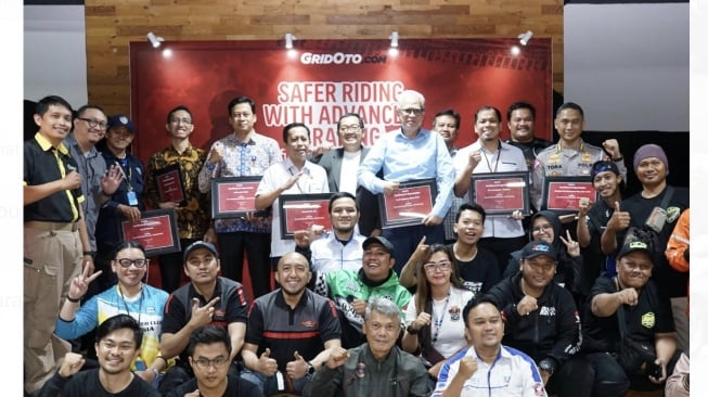 Para peserta FGD "Safer Riding with Advanced Braking Technology” yang menghadirkan  Kementerian Perhubungan, diwakili Dirjen Perhubungan Darat dan Badan Kebijakan Transportasi, Kementerian Perindustrian, Korlantas Polri, KNKT, Fakultas Teknik Universitas Indonesia, IMI, serta komunitas bikers [Grid Oto]