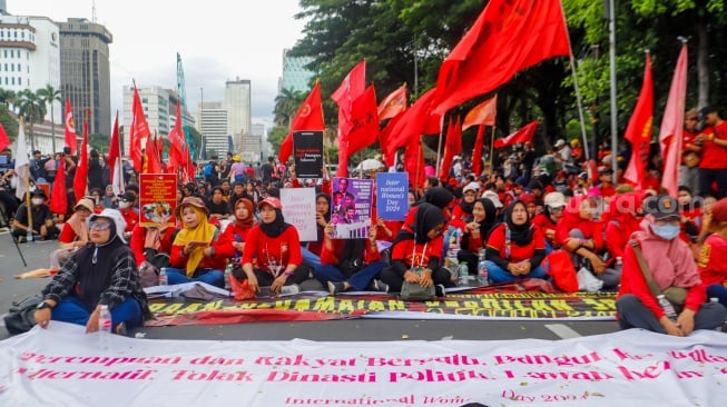 Buruh Perempuan saat menggelar aksi memperingati Hari Perempuan Internasional di Patung Kuda, Jakarta, Jumat (8/3/2024). [Suara.com/Alfian Winanto]