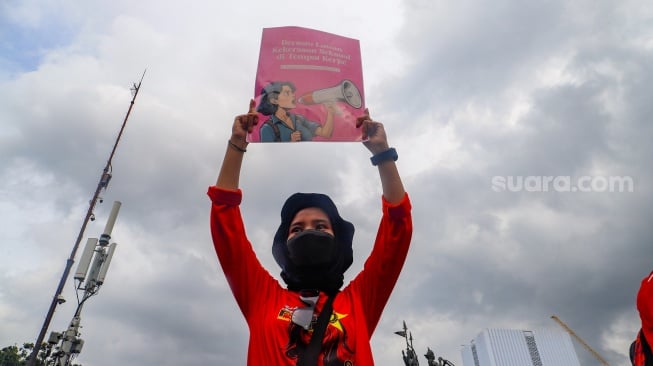 Buruh Perempuan saat menggelar aksi memperingati Hari Perempuan Internasional di Patung Kuda, Jakarta, Jumat (8/3/2024). [Suara.com/Alfian Winanto]