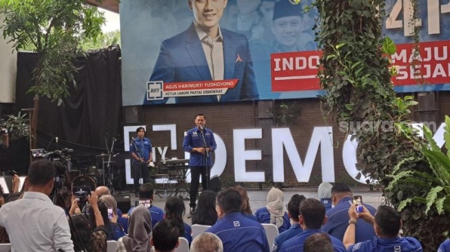 Ketua Umum Partai Demokrat Agus Harimurti Yudhoyono atau AHY menggelar acara silaturahmi dengan pengurus DPP Partai Demokrat di kantor DPP Partai Demokrat, Menteng, Jakarta Pusat, Jumat (8/3/2024). (Suara.com/Novian)