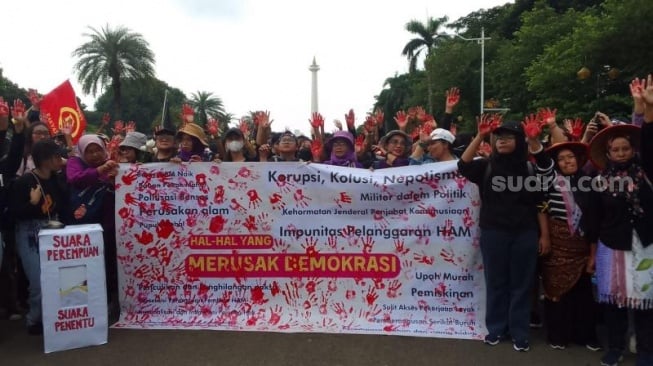 Aksi Kaum Perempuan Geruduk Istana: Adili Jokowi Perusak Demokrasi!