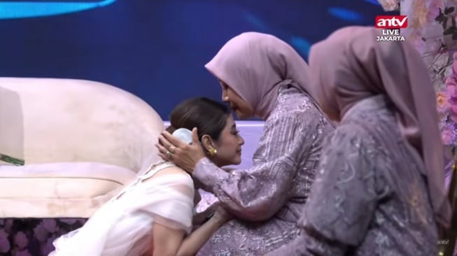 Dewi Perssik sungkeman dengan orang tua Rully, Hj Eti (TikTok/@antv_official)