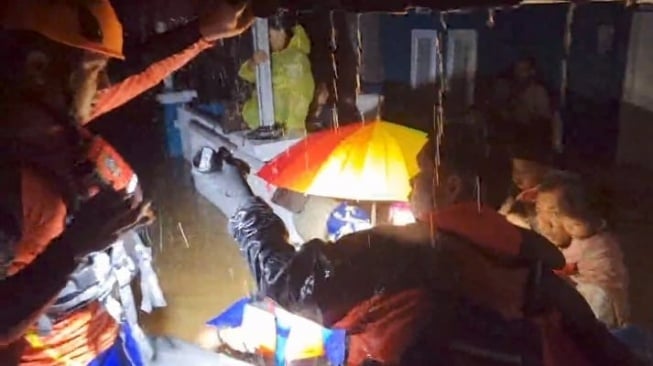 SAR Gabungan Evakuasi 500 Orang Lebih Korban Banjir di Kota Padang