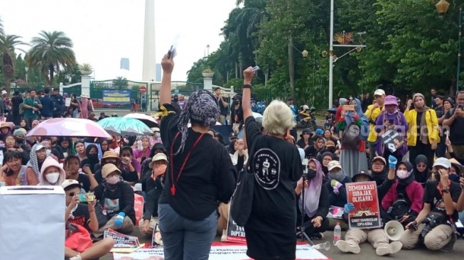 Aksi memperingati Hari Perempuan Sedunia (International Women's Day) di depan Istana Negara, Jakarta. (Suara.com/M Iqbal)